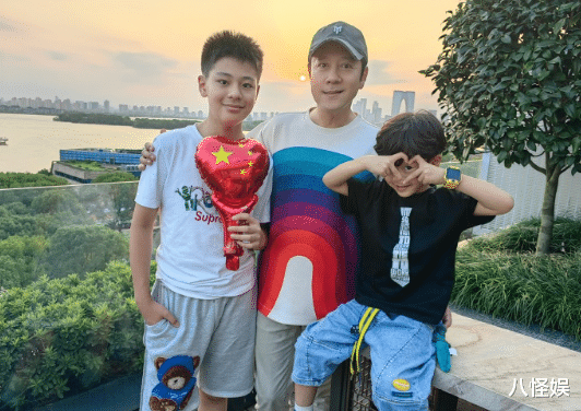 55岁蔡国庆晒父子玩雪照被疑有三胎，小宝宝自带微笑唇，颜值超高