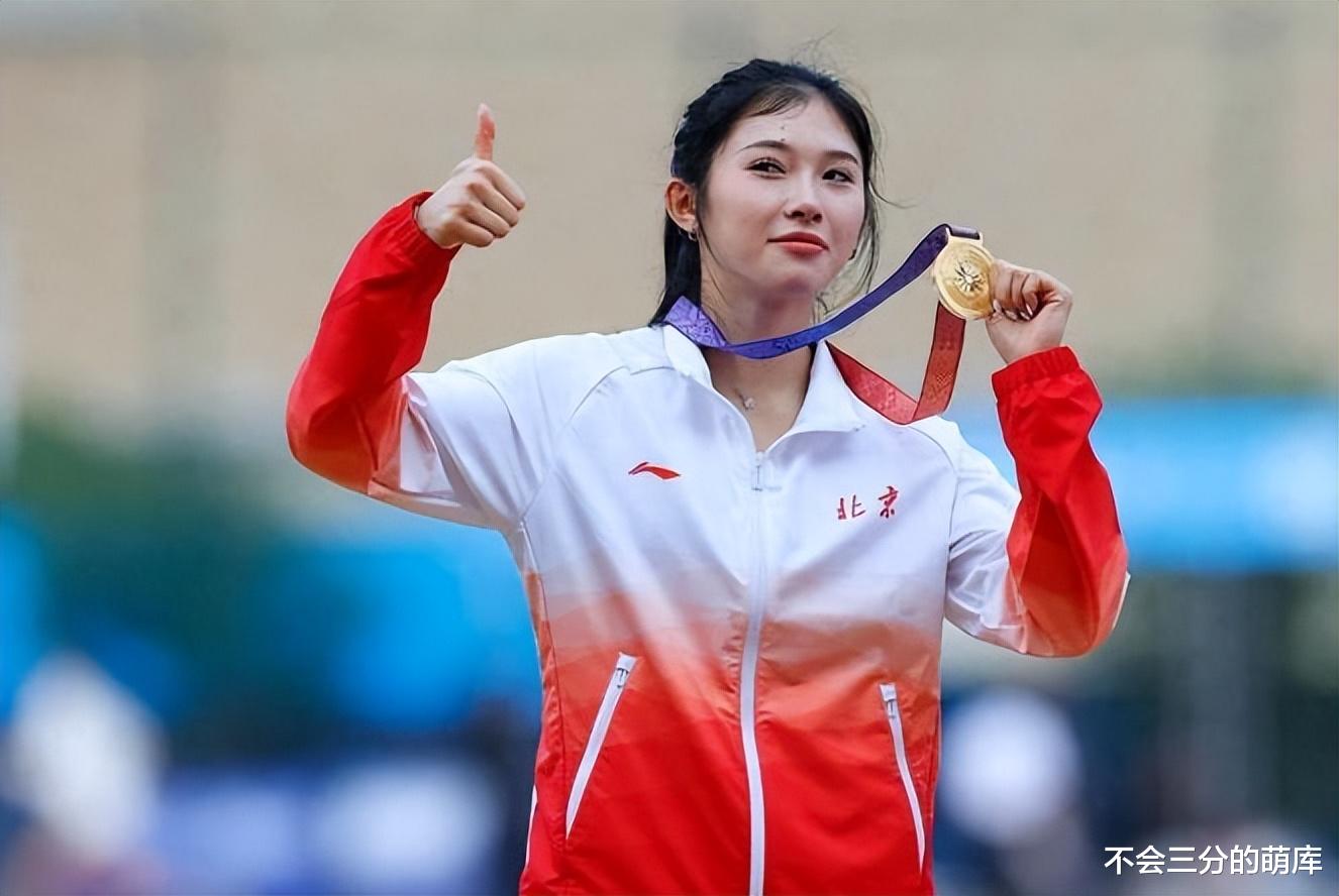 浓浓恋意？26岁的吴艳妮和22富二代男友，独特情侣款纹身引热议