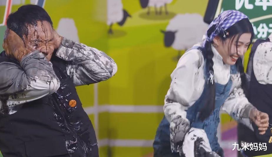 刘涛淋水时的一个动作引起网友热议，网友：请放下明星包袱