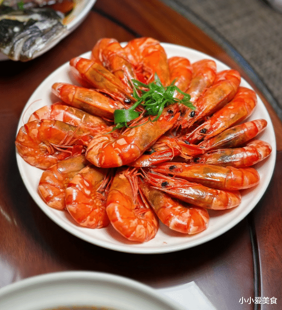 |上海老两口的晚餐，在朋友圈走红，网友：退休金没有1w拿不下来