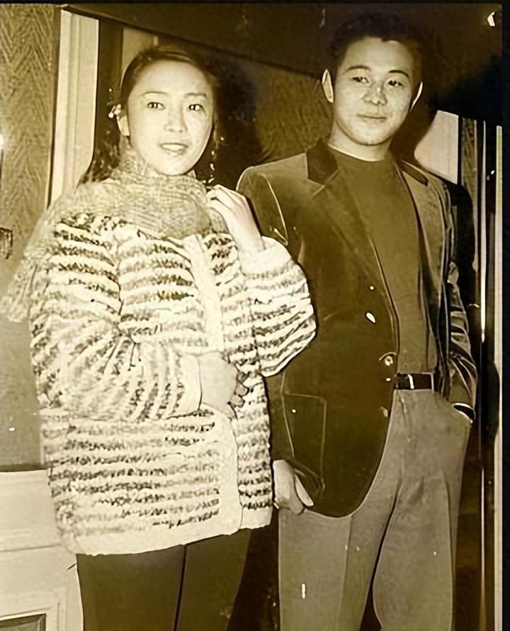 李连杰晒妻子近照,61岁利智衰老似老奶奶,反观前妻的状态依然优雅