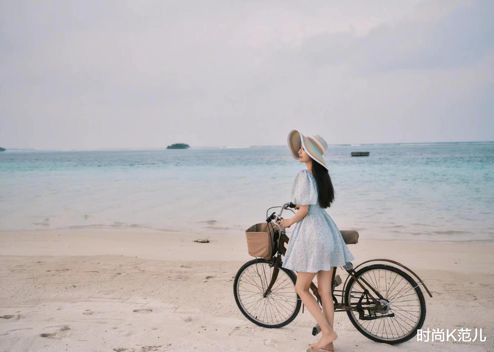 佟丽娅|佟丽娅过年海边度假,穿一条泡泡袖连衣裙,甜美又减龄!