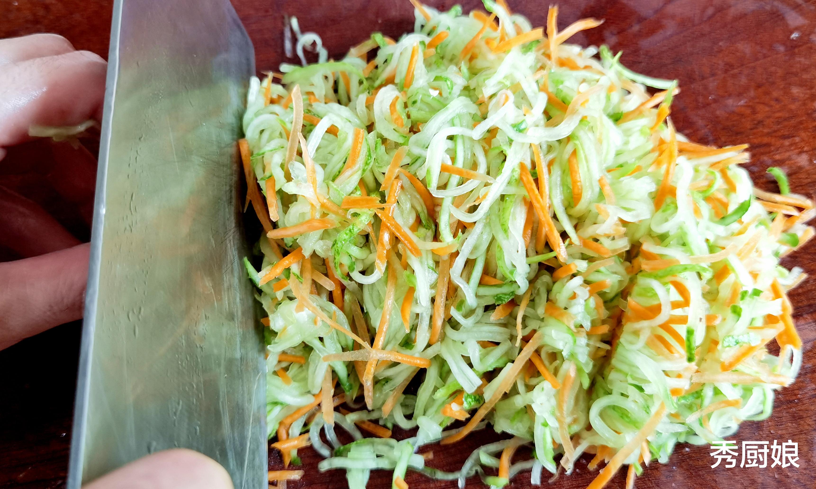 饺子|入秋后包饺子，芹菜韭菜靠边站，用它做馅鲜美多汁，营养又解馋！