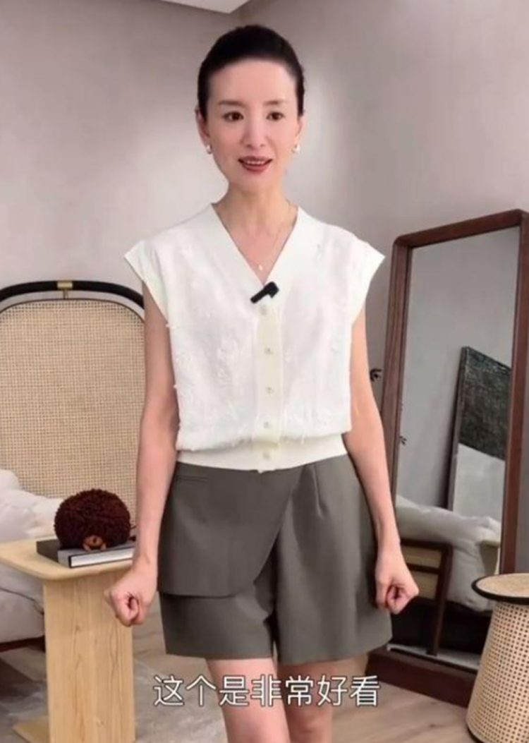 张歆艺 张歆艺瘦出排骨胸，蒋欣成纸片人，“白幼瘦”的风刮到了中年圈？