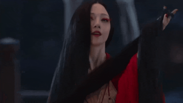 砸30亿捧的“内娱妲己”出山了！网友：美得像鬼...