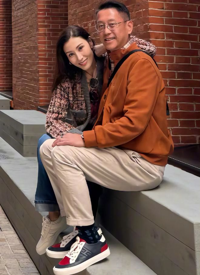 53岁李嘉欣与素人合影沦为陪衬!颧骨高脸颊凹很紧绷,曝夫妻感情