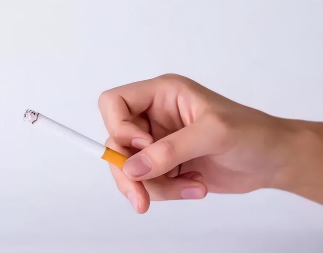 长期吸烟的人,若早上起床后没有这5种不适,或说明肺部还算干净