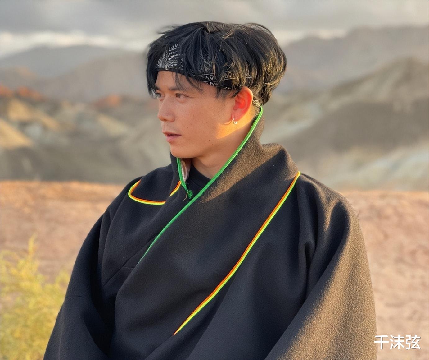 张恒远头七下大雨,毕夏公开墓碑照,署名爱妻意指“永不改嫁”