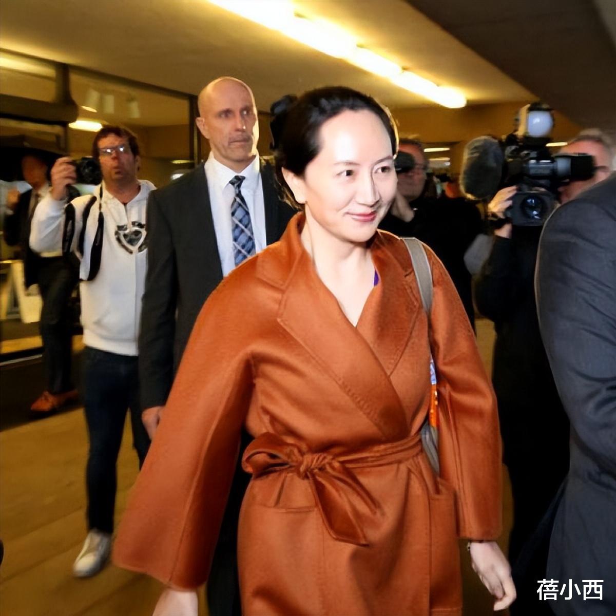 51岁孟晚舟带火了一种新穿法：“穿大衣不穿裤子、丝袜”，更高级