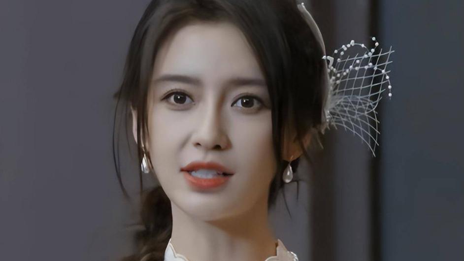 杨颖：从一番女主“贬”为友情出演，时代抛弃你时，招呼都不想打