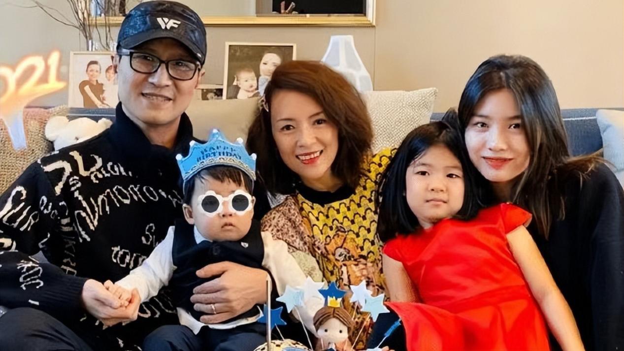 曝章子怡放弃女儿抚养权内幕：力保汪峰为醒醒谋划，先小人后君子