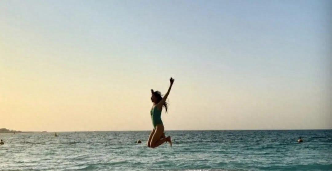 53岁李嘉欣开心游迪拜，晒连身泳衣照，不介意臀部下垂！