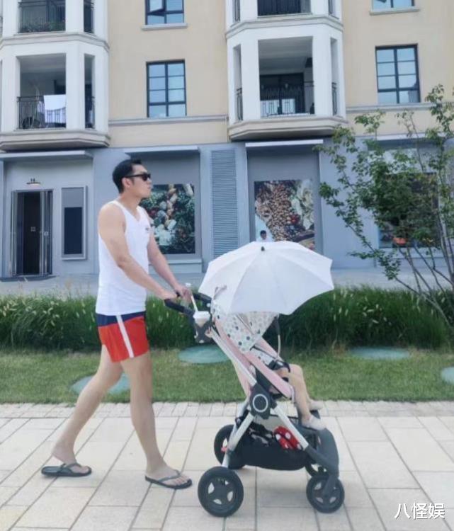 张梓琳|张梓琳新年首晒小女儿,一岁半Jocelyn露正脸像妈妈,身高好惹眼