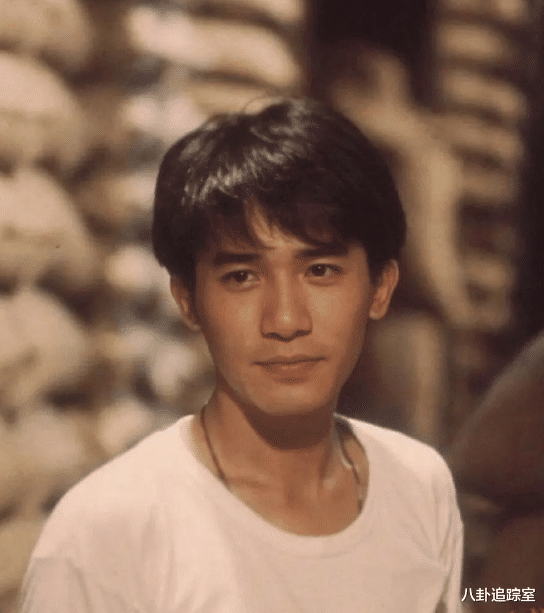 梁朝伟|梁朝伟疑在日本上班,背旧包闲逛惬意长居,刘嘉玲在香港频参聚会