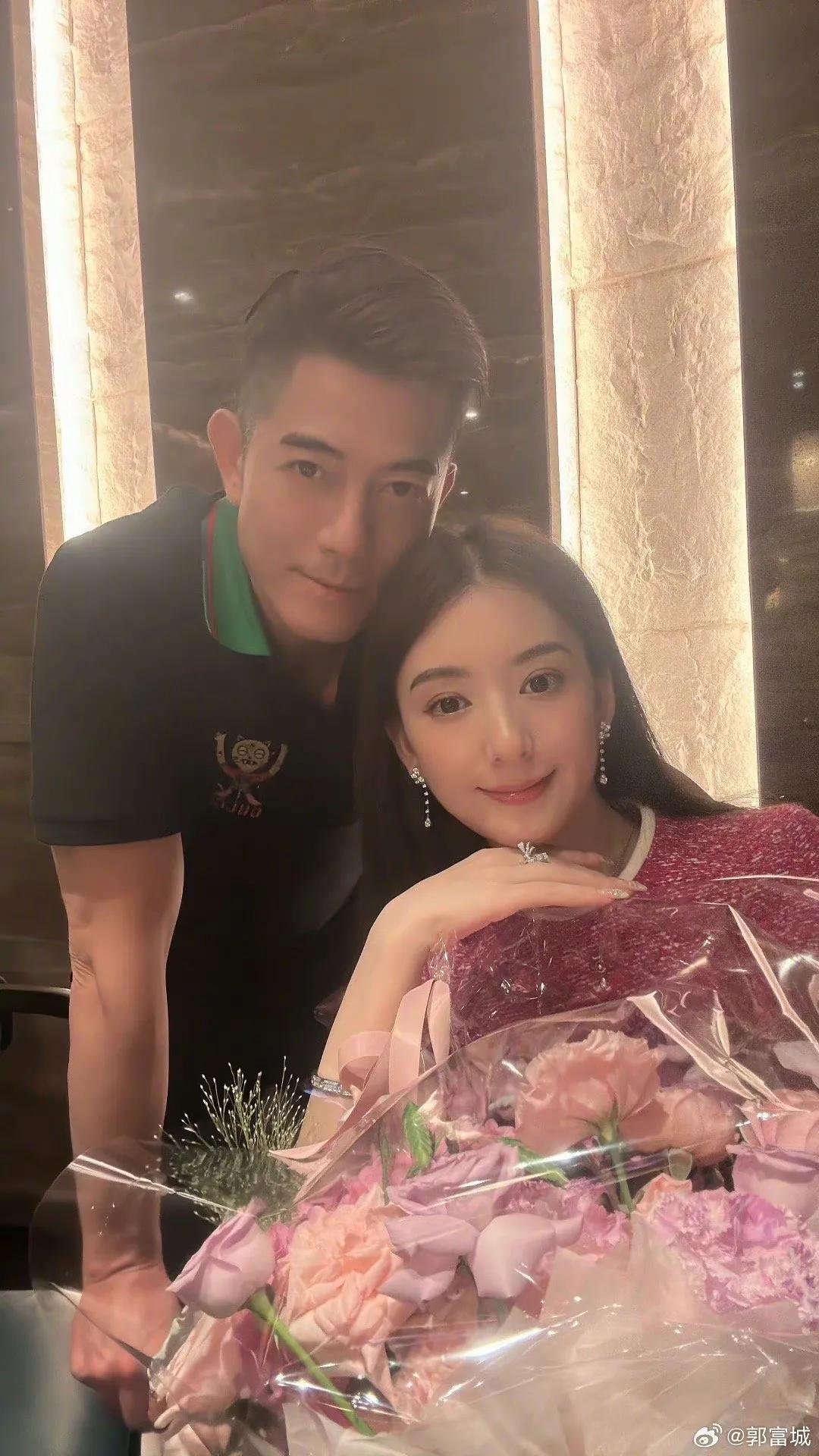 郭富城晒全家福为方媛庆生，大方送整套钻饰礼物，比心合影很恩爱