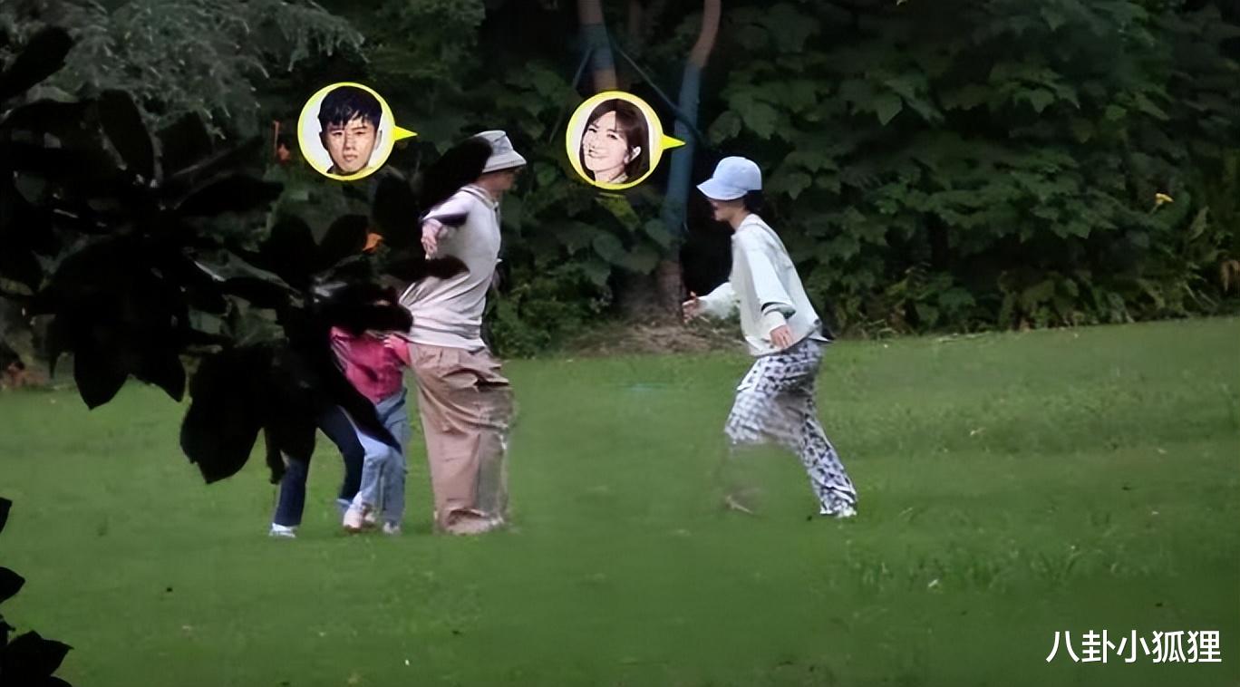 张杰谢娜携仨女儿公园玩耍,2岁小咘芽与姐姐们嬉戏,互动超温馨