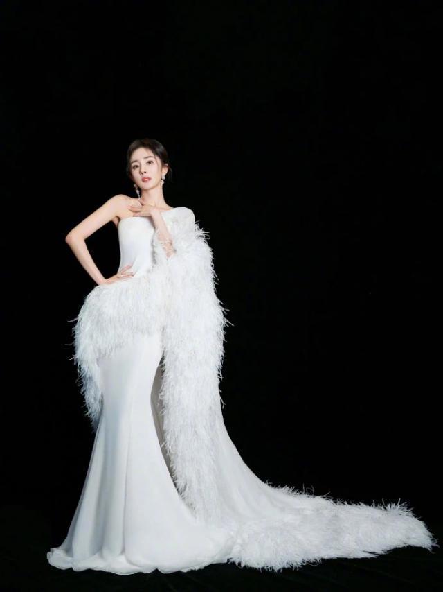 年末红毯大比拼：女星们为争咖位火力全开