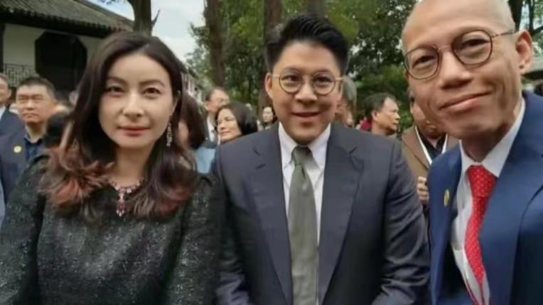 郭晶晶邓亚萍罕见合体！气质却引争议，戴百万珠宝仍畏畏缩缩！