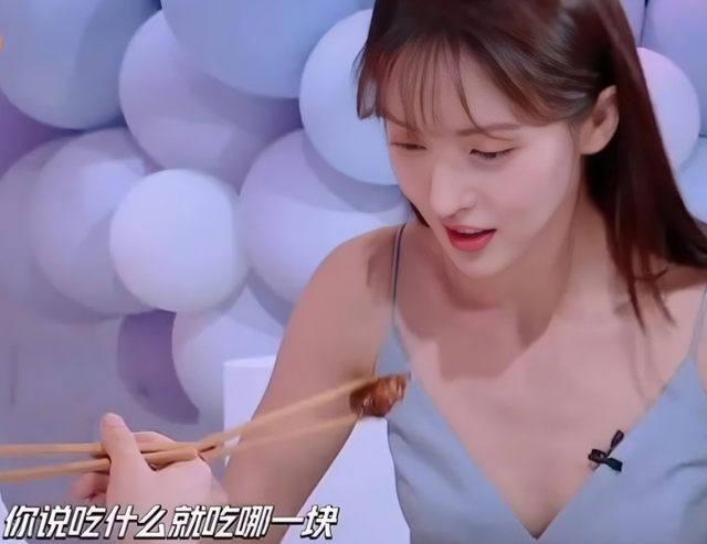 金晨|金晨又翻车了,一副排骨身材却穿泳衣,难怪被60岁吴玉芳比下去了