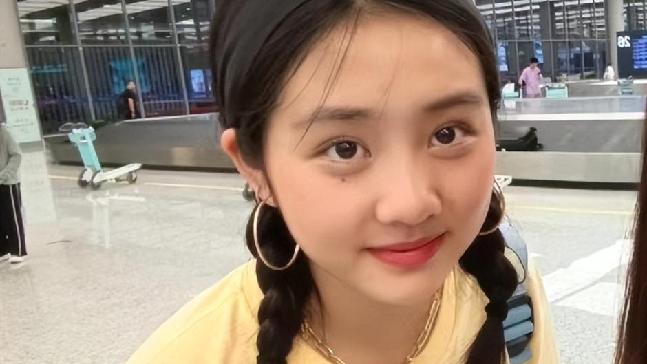 多多杭州机场被偶遇，身高近1米7穿扮精致，弯腰拍照被赞超有礼貌