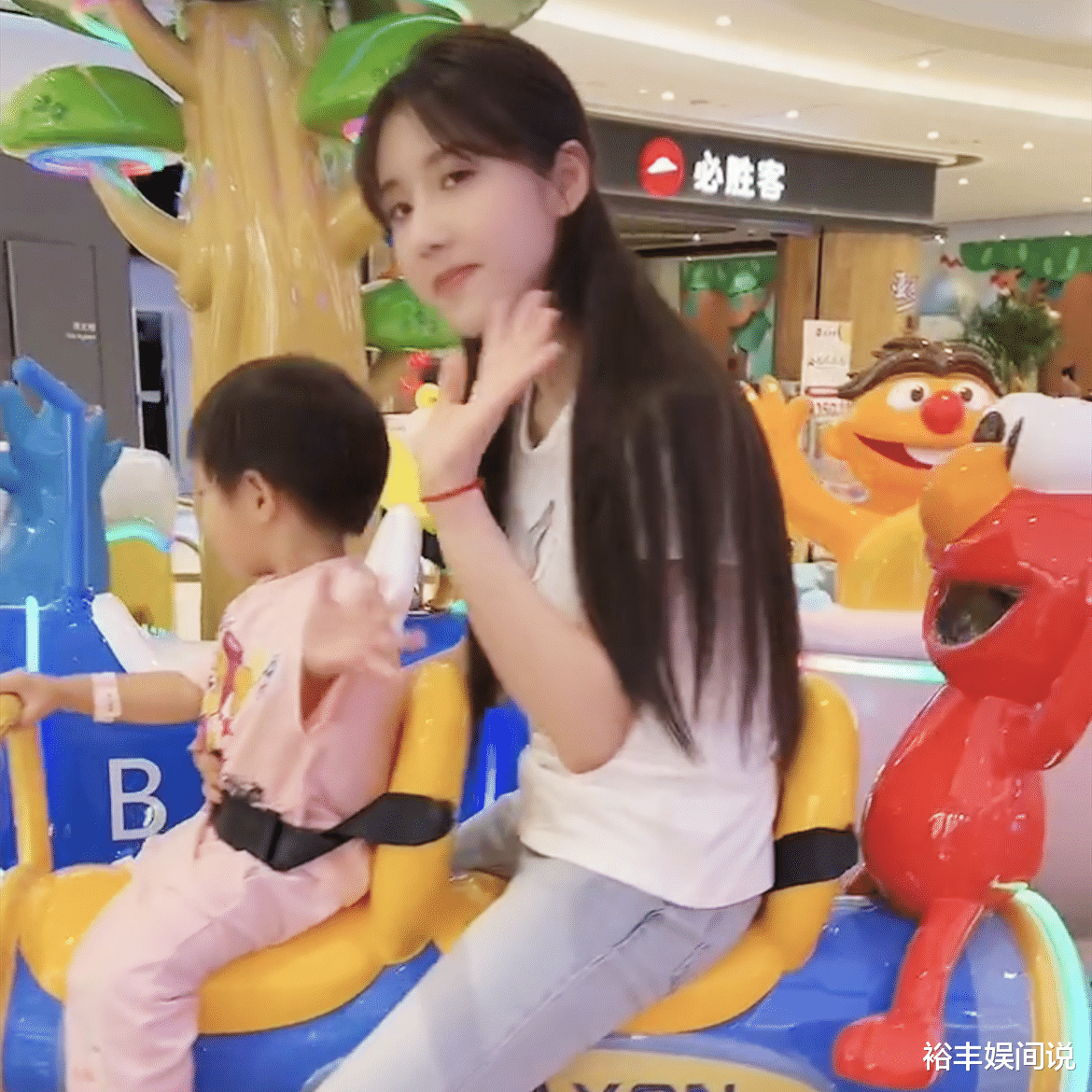 网红乔妹分享母女温馨日常！遭网友嘲讽连累嘴哥，女儿超像小小酷