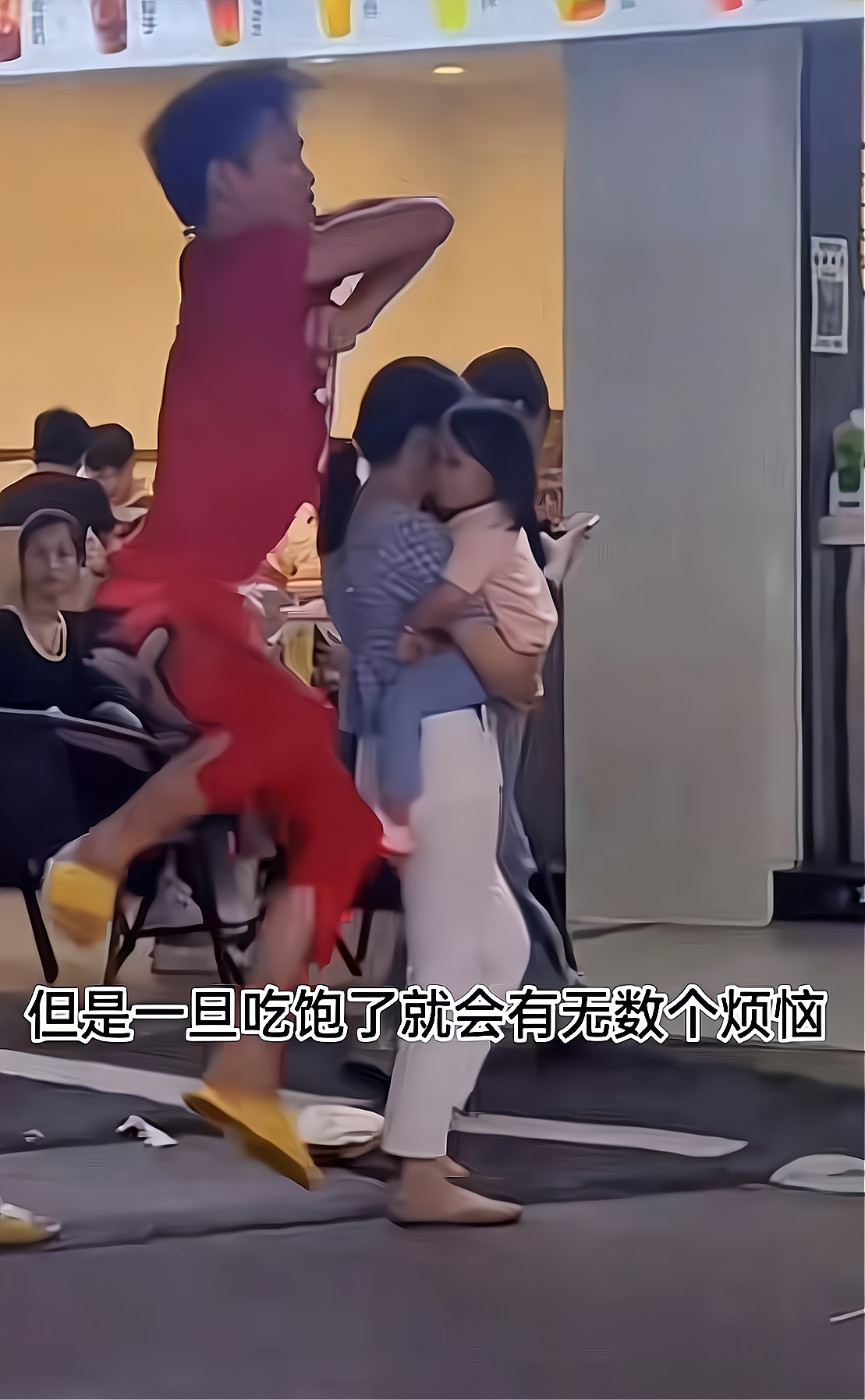 保安|小伙嫌做保安工资太低,辞职后一心玩直播,成了整条街最靓的仔