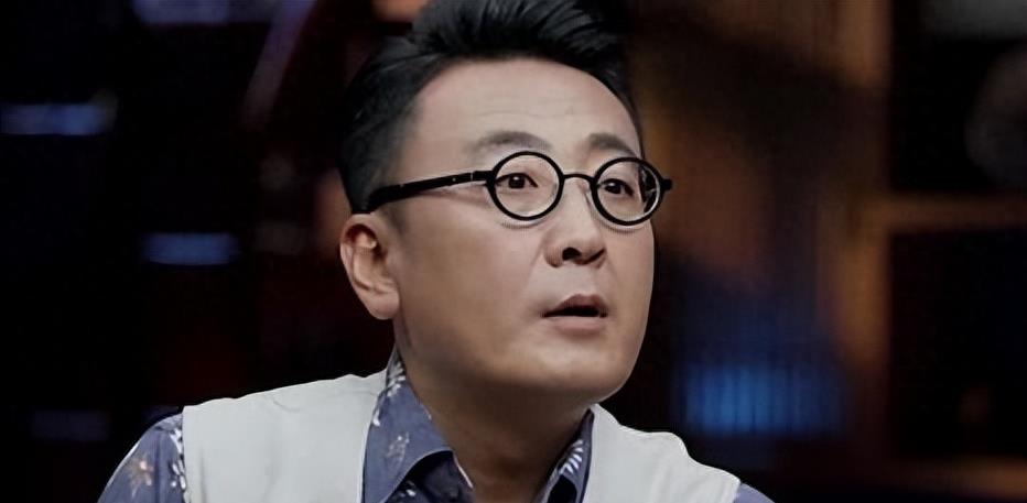 自爆与两名女主持同眠一张床,当了十年的地下情人,56岁还没玩够