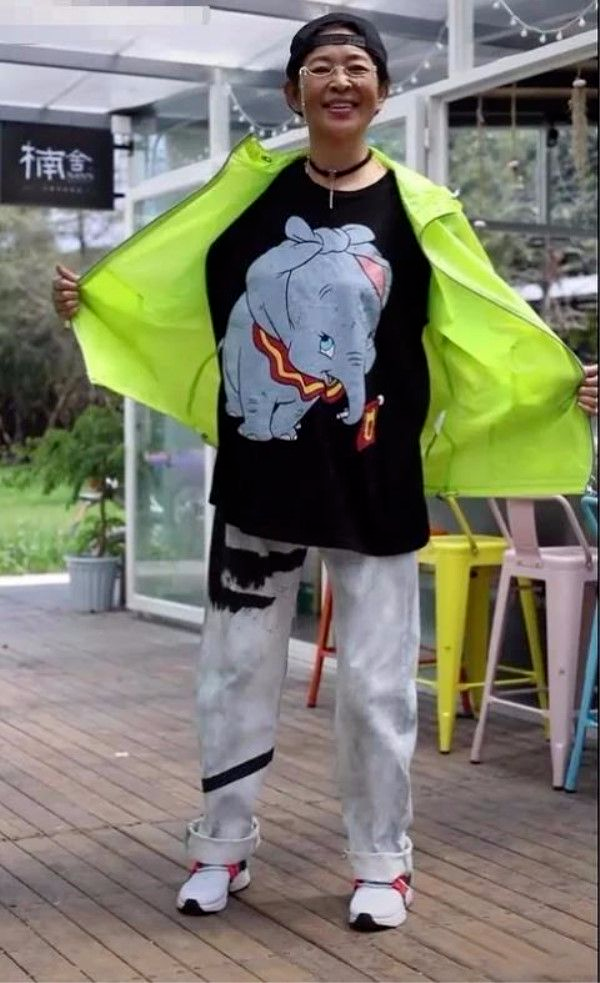 女孩 鞠萍跟倪萍同框却赢太多！一个自然发福，一个疯狂减肥扮嫩太吃亏