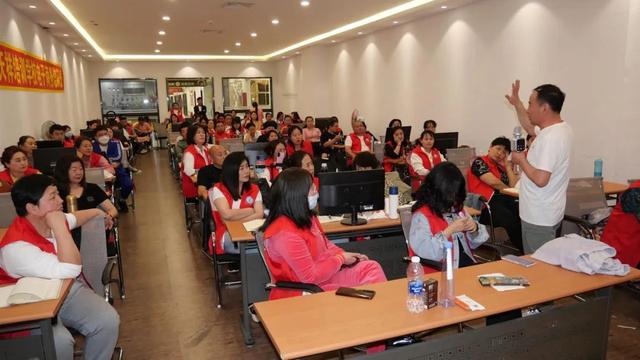 招不到人的工厂,走进快手直播间