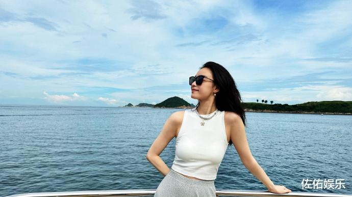 倪妮晒照庆35岁生日，身材窈窕超迷人，笑容甜美让人心动