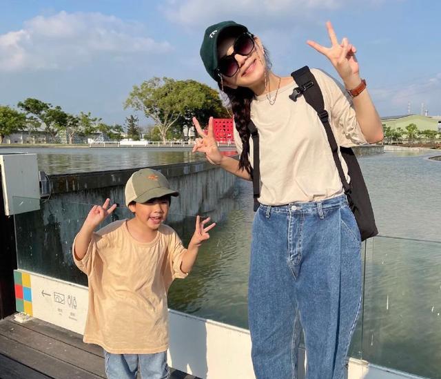 ella|陈嘉桦录制《浪姐4》妆造曝光,长卷发很妩媚,41岁脸有点浮肿