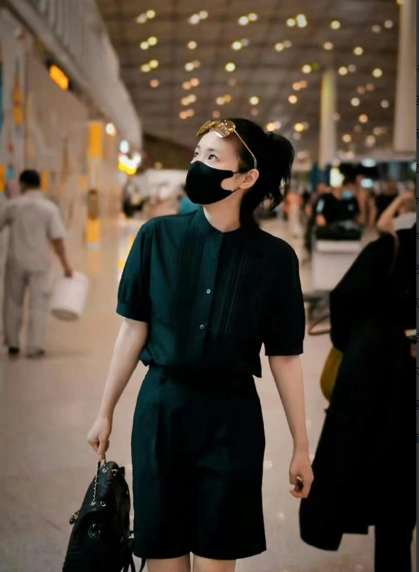 高叶 36岁高叶首次走国际红毯!巧改礼服戴珍珠好贵气,红唇妆容更惊艳