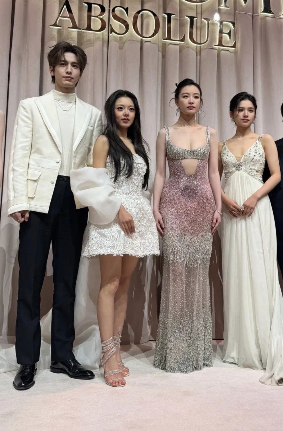 上海这一晚:倪妮冻坏了,赵今麦暴露「真实身高」,陈坤认不出了