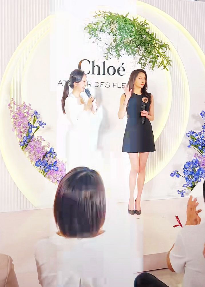 关晓彤现身海口免税店,身材高挑大长腿吸睛,“羡慕鹿晗的一天”