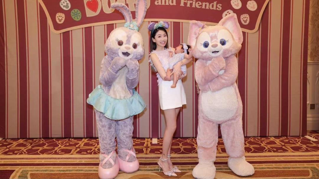 程晓玥带女儿去迪士尼，宝宝才1个月大就出来营业，几乎全程在哭