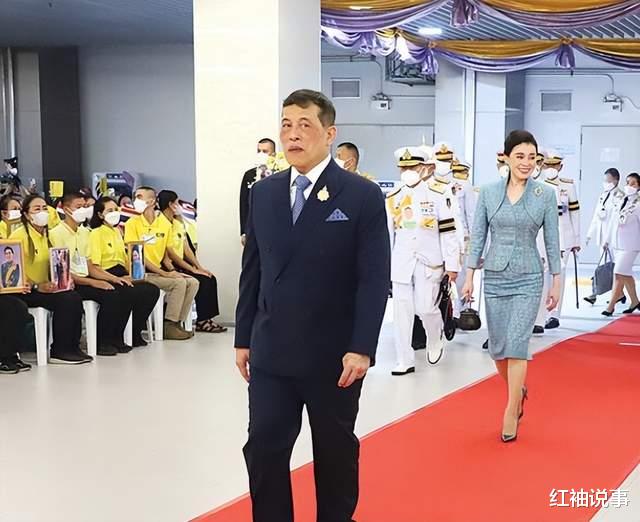 苏提达王后越来越胖,坐下有3层游泳圈,跟刚入宫时判若两人