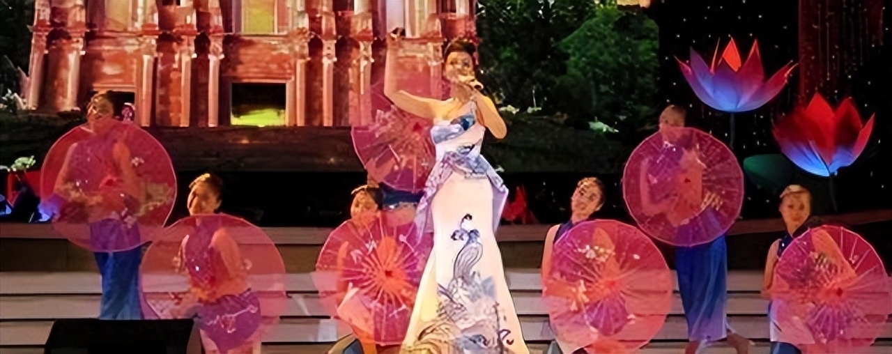 她是许家印花多少钱都留不住的女人，在许家印最辉煌时她选择离开