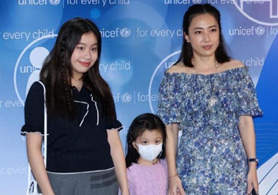 甘比庆生邀冰冰聚餐，现场织毛线送人很接地气，女儿谨慎提防获好评