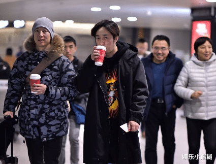 曝baby新恋情!深夜搂帅哥贴身热聊,男方背景大,网友:比前夫强