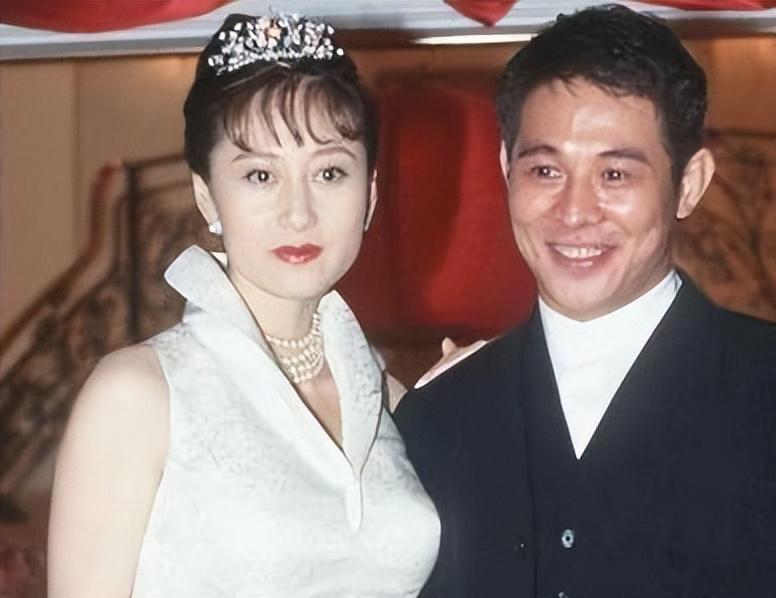 李连杰晒妻子近照,61岁利智老态龙钟,62岁黄秋燕仍风华绝代