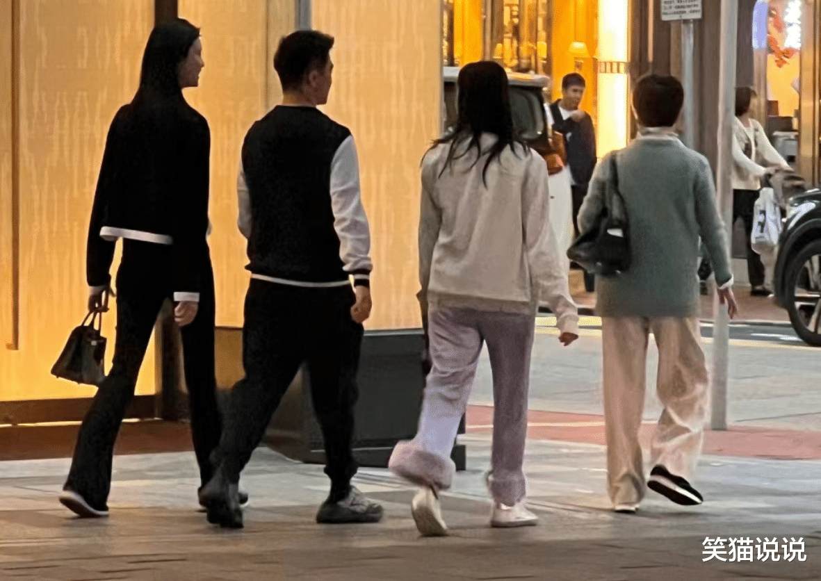 何超欣晒合照庆元旦:奚梦瑶父母齐出镜,何猷君何猷亨开心合照