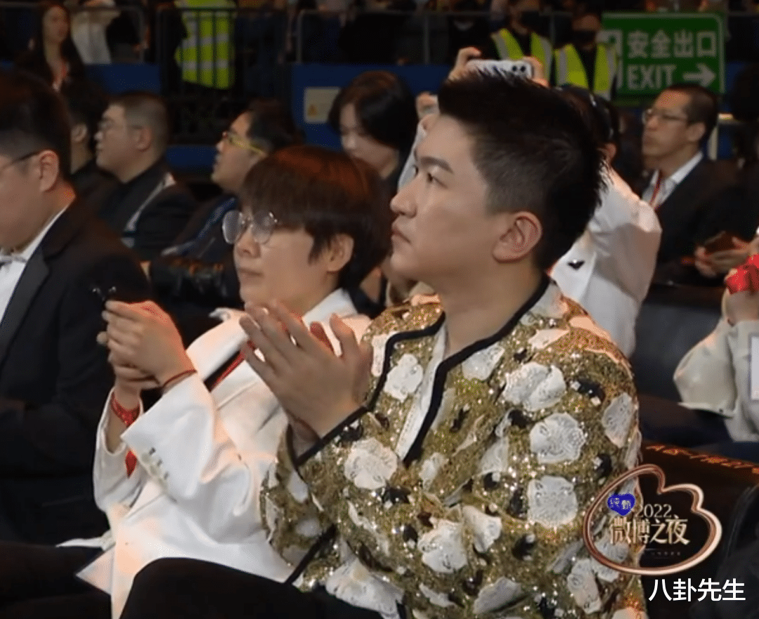 微博之夜|微博之夜丑造型真不少:刘亦菲关晓彤露肩裙显胖,谷爱凌袖套抢镜