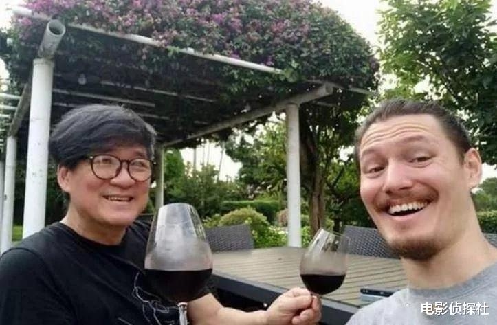 网友偶遇周华健,62岁看起来像40岁,妻子却老得像他长辈