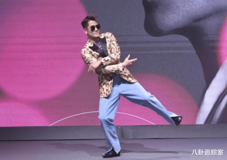 郭富城带方媛赛马获200w！女方身无饰品显寒酸，岳父站边缘似门童