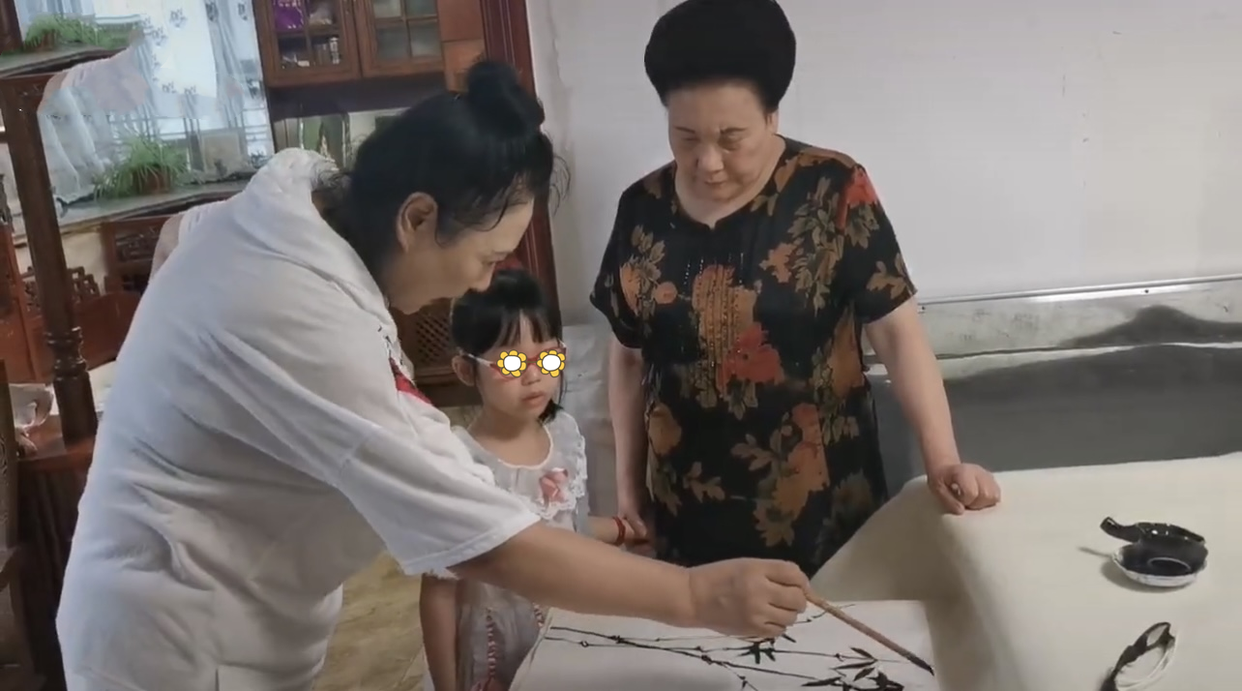 伊能静|伊能静婆婆带孙女上课，小米粒正脸照曝光，五官似爸爸公主范十足