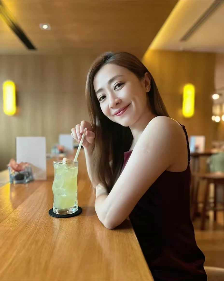 37岁女星庄群施，因脑溢血猝死于拍摄现场，好友曝出其近照