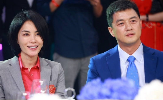 王菲54岁再传喜讯？离婚2次，没想到还是和谢贤成为一家人