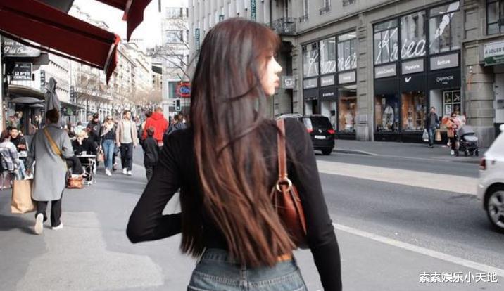 李嫣|李嫣逛街故意遮住脸，穿连体裙很优雅，皮肤白皙已经亭亭玉立