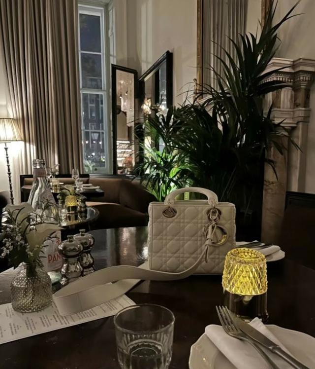 |王诗龄五一和闺蜜吃大餐，近照P到变形不自然，晒4万手提包疑炫富