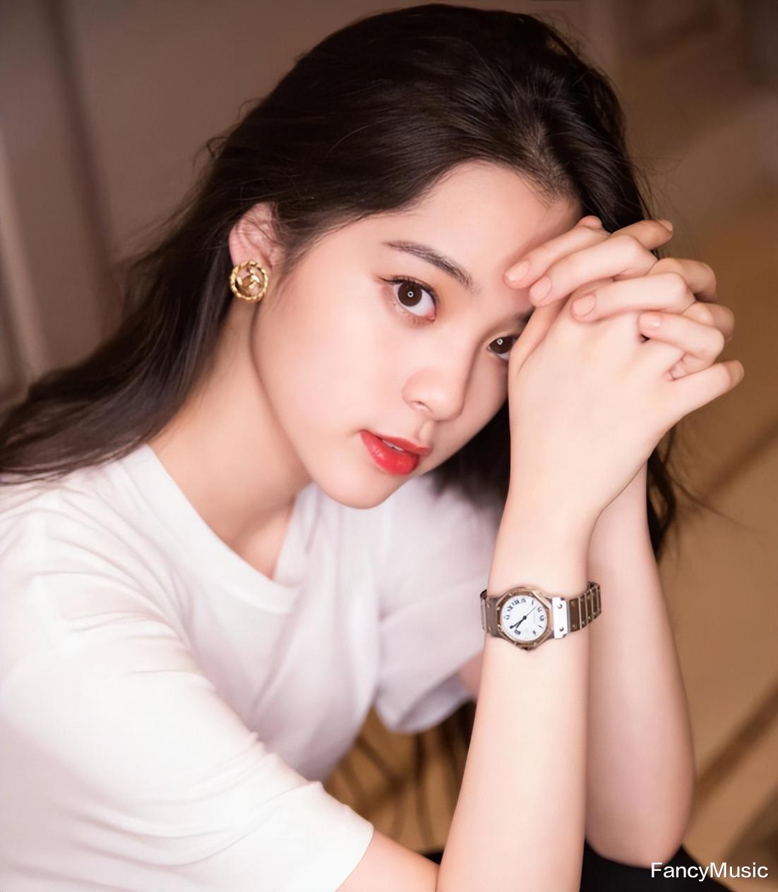 吴昕营销“柳叶腰”，欧阳娜娜猫咪纹浮夸！女明星的身材焦虑该停停了！